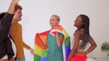 Evde gökkuşağı lgbt bayrağıyla parti yapan bir gay topluluğunun yavaş çekim videosu