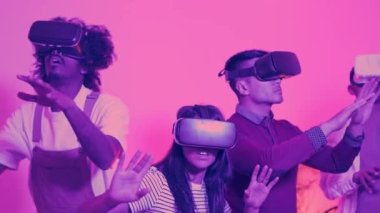 Sanal gerçeklik gözlüğü kullanırken el hareketleriyle hareket eden bir grup insanın yavaş çekim videosu