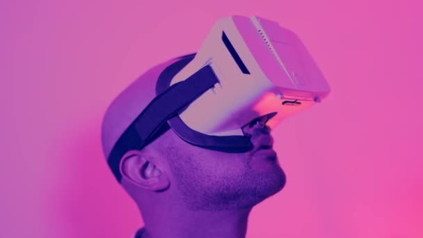 Slow Motion Närbild Video Latinamerikansk Man Med Hjälp Virtual Reality — Stockvideo