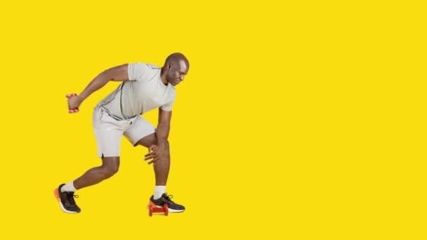 Видео Студии Жёлтым Фоном Африканского Спортсмена Делающего Упражнения Трицепсы — стоковое видео