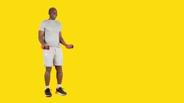 Video Studio Med Gul Bakgrund Afrikansk Man Utför Curl Biceps — Stockvideo