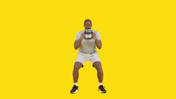 Video Studio Met Gele Achtergrond Van Een Sportieve Afrikaanse Man — Stockvideo