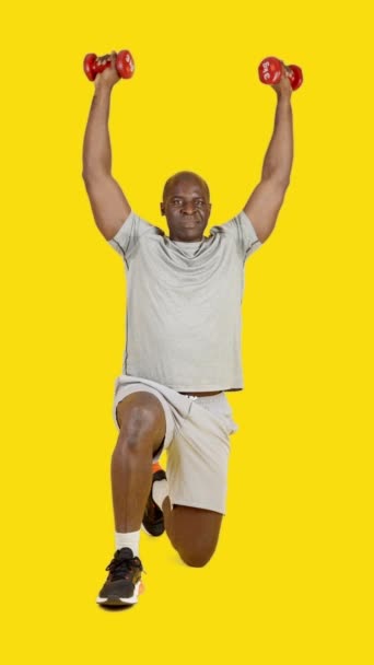 Βίντεο Στο Στούντιο Κίτρινο Φόντο Ενός Αφρικανού Ισχυρού Άντρα Που — Αρχείο Βίντεο