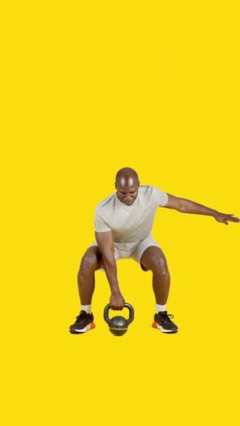 Stüdyoda Afrikalı Bir Sporcunun Sarı Arkaplanlı Videosu Var Kettlebell Ile — Stok video