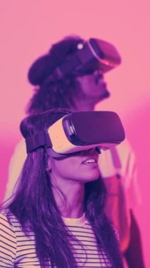 Sanal gerçeklik Google 'ı olan bir grup insanın durup baktığı yavaş çekim videoları