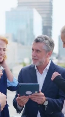 Açık havada tablet kullanan başarılı bir iş adamının yavaş çekim videosu.