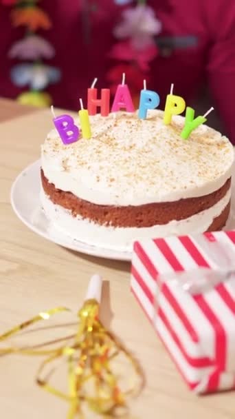 慢镜头正在接近人们在生日蛋糕上放蜡烛的手 — 图库视频影像