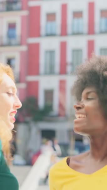 Zpomalené Video Rusovlasé Africké Ženy Tančící Mezi Přáteli Ulici — Stock video