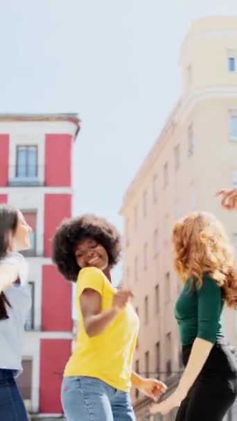 低角度ビューと屋外で踊る友人の多民族グループのコピースペースとスローモーションビデオ — ストック動画