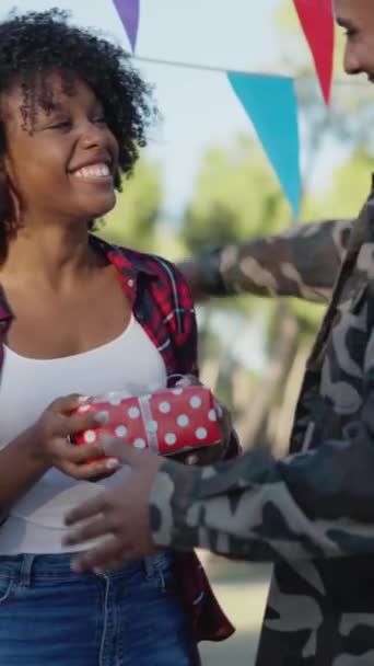 Счастливая Женщина Празднует День Рождения Друзьями Парке — стоковое видео