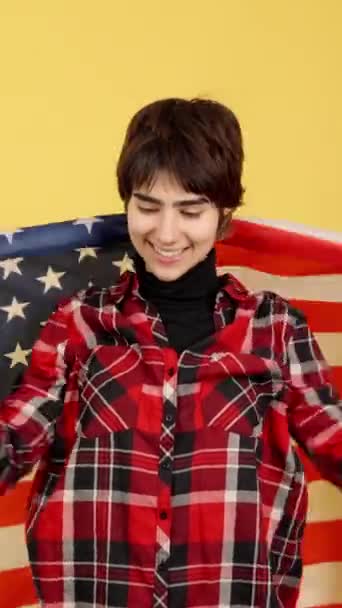 Androgynous Osoba Zabalená Vlajkou Usa Studiu Žlutým Pozadím — Stock video