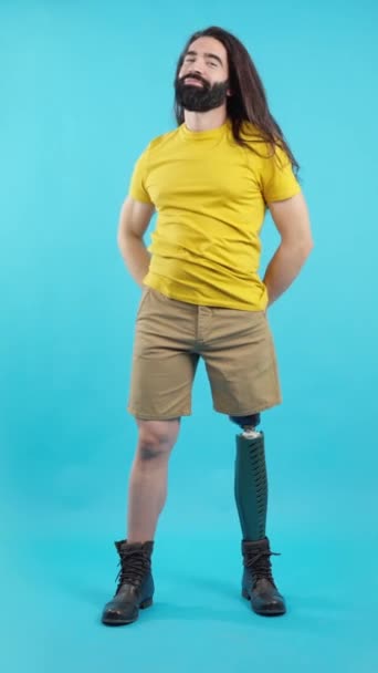 Studio Video Modrým Pozadím Kopírovací Prostor Muže Protézou Nohy Doručující — Stock video