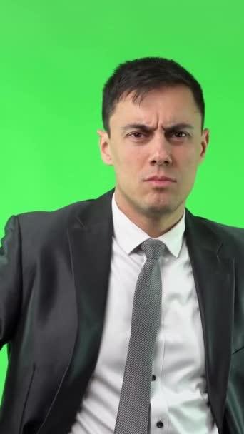 Jóképű Komoly Férfi Vállalkozó Formális Öltöny Nyakkendő Mutatva Kamera Miközben — Stock videók