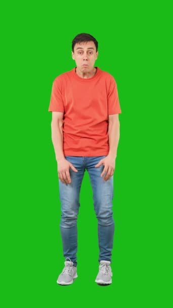 Plná Délka Vyděšený Muž Ležérní Oblečení Zakrývající Tvář Rukama Vykukující — Stock video