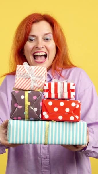 Счастливая Рыжая Зрелая Женщина Получает Подарки День Матери Студии Желтым — стоковое видео