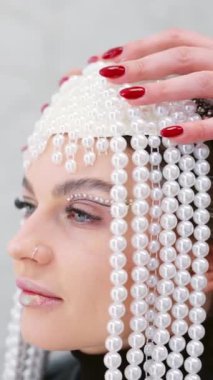 Bir kadına kanat takmaya yardım eden tanınmayan bir asistanın yavaş çekim videosu.