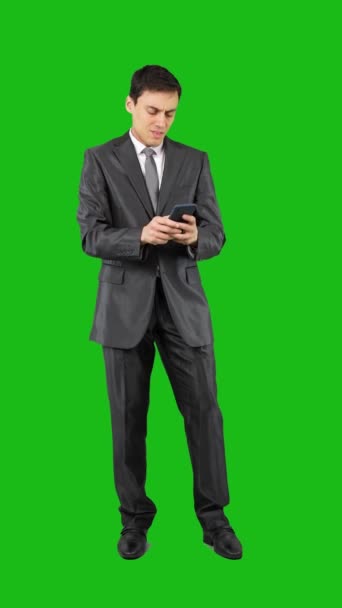 Homem Negócios Furioso Escrever Uma Mensagem Falar Telefone Chave Chroma — Vídeo de Stock