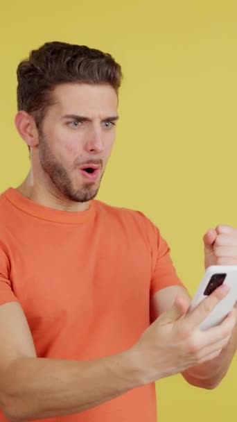 Homem Caucasiano Animado Comemorando Usar Telefone Celular Estúdio Com Fundo — Vídeo de Stock