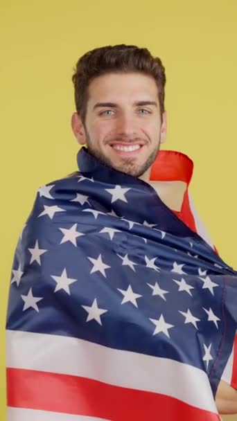 开开心心的高加索人 身披北美国旗 身披黄色背景的工作室 — 图库视频影像