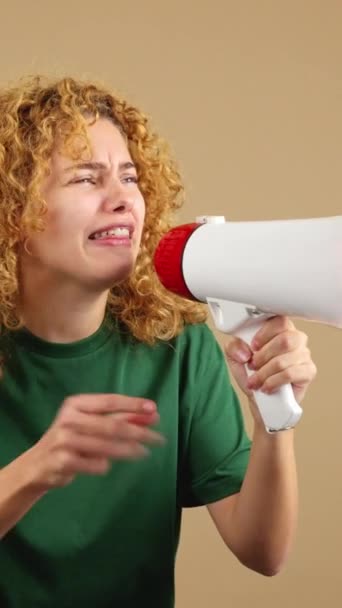 Студийное Видео Расстроенной Женщины Вьющимися Волосами Кричащей Помощью Громкоговорителя — стоковое видео