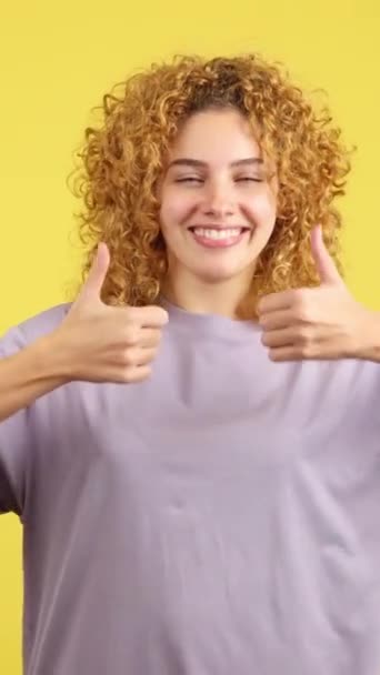 Estúdio Vídeo Com Fundo Amarelo Uma Jovem Mulher Feliz Com — Vídeo de Stock