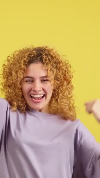 Studio Video Yellow Background Beauty Woman Curly Hair Looking Camera — Vídeo de Stock