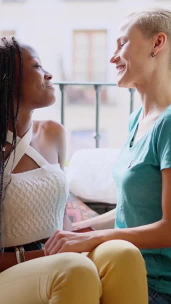 Vídeo Cámara Lenta Una Pareja Lesbiana Relajada Tomando Sonriendo Sentada — Vídeos de Stock