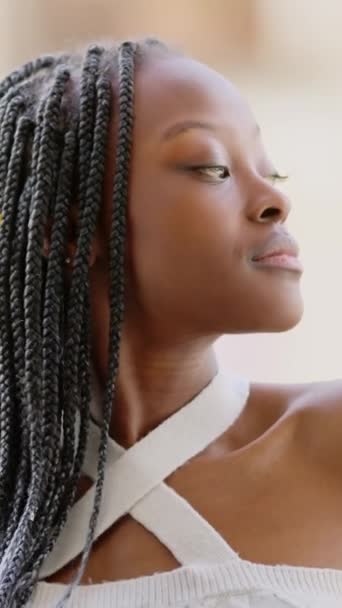 Vidéo Ralenti Une Africaine Cool Souriant Caméra Dans Balcon — Video