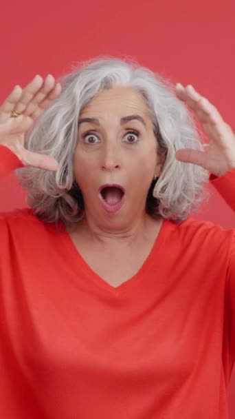 Studio Video Red Background Mature Woman Gesturing Surprised Face Mouth — Video