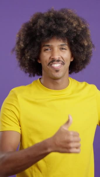 African Man Curly Hair Gesturing Agreement Raising Thumb Studio — 비디오