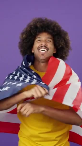 Kuzey Amerika Ulusal Bayrağıyla Sarılı Kıvırcık Saçlı Mutlu Afrikalı Adam — Stok video