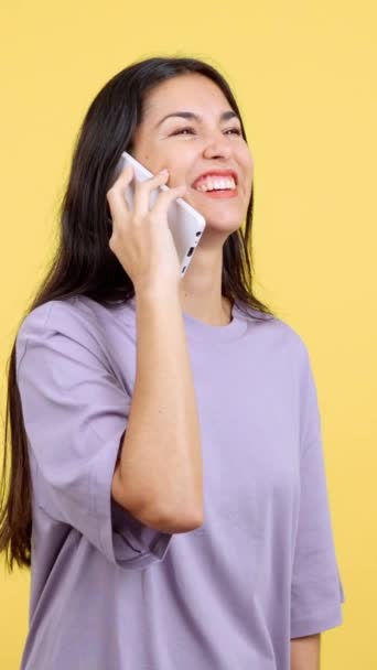 Щаслива Біла Жінка Розмовляє Мобільним Телефоном Студії Жовтим Фоном — стокове відео