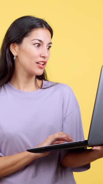 Kaukaska Kobieta Zaskoczony Wygląd Pomocą Laptopa Studio Żółtym Tle — Wideo stockowe