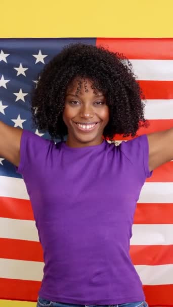 Ευτυχισμένη Γυναίκα Μαλλιά Afro Υψώνοντας Μια Σημαία Των Ηνωμένων Πολιτειών — Αρχείο Βίντεο