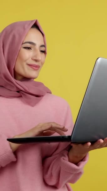 Gelukkig Moslim Vrouw Staan Met Behulp Van Een Laptop Studio — Stockvideo
