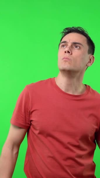 Hombre Con Una Camisa Roja Viendo Algo Distancia Siguiéndolo Con — Vídeo de stock