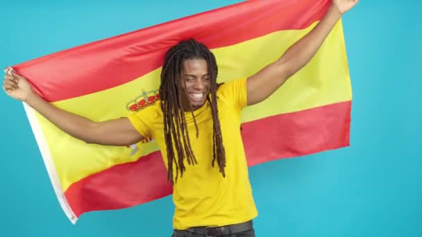 Happy Latin Man Met Dreadlocks Lachend Hijgend Een Spaanse Nationale — Stockvideo