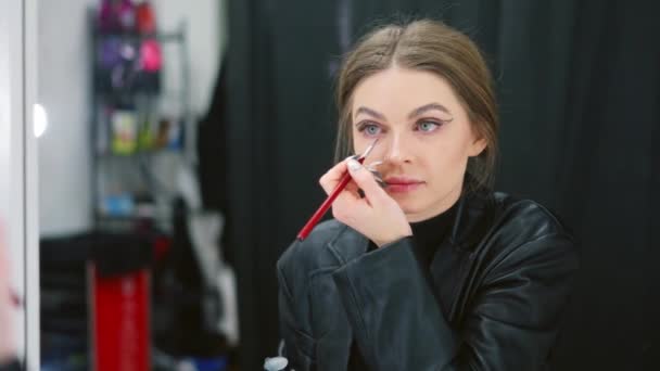 Slow Motion Video Approaching Woman Making Eyes Eye Liner Backstage — Stock Video