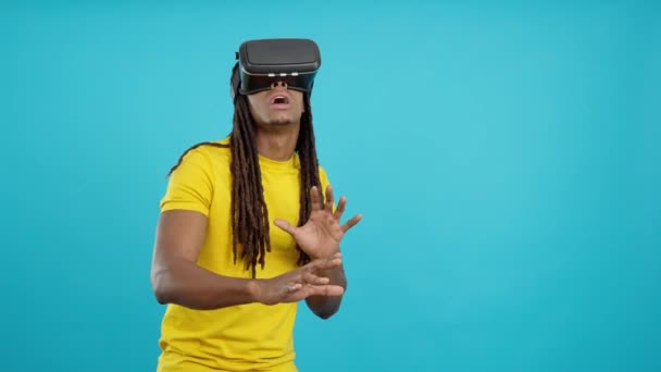 Homem Latino Feliz Com Dreadlocks Vestindo Óculos Realidade Virtual Estúdio — Vídeo de Stock