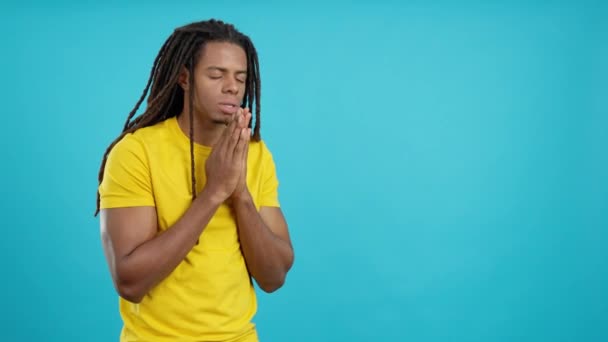 Латинский Человек Дредами Молится Сложенными Руками Глядя Вниз Закрытыми Глазами — стоковое видео