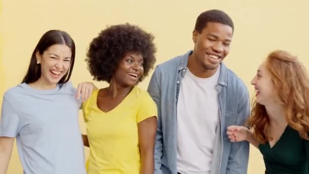 Lambat Gerak Video Dari Kelompok Bahagia Multietnis Orang Tertawa Bersama — Stok Video
