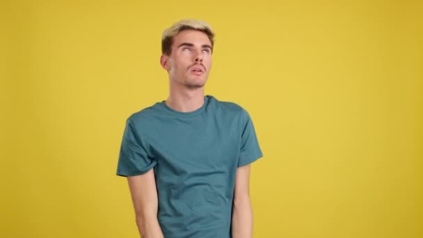 Nudný Gay Muž Stojící Dívající Studia Žlutým Pozadím — Stock video