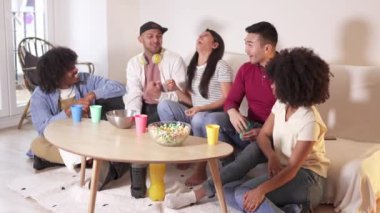 Çok kültürlü bir arkadaş grubunun evde birlikte eğlendiği yavaş çekim videoları.