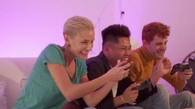 Evde arkadaşlarıyla konsol oynayarak kazanan İspanyol bir adamın yavaş çekim videosu.