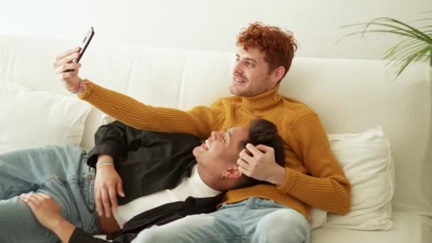 Vídeo Cámara Lenta Una Feliz Pareja Gay Tomando Una Selfie — Vídeo de stock