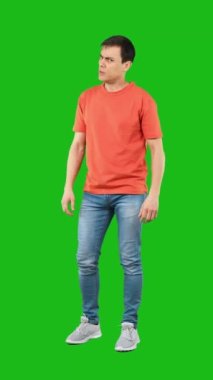 Önü işaret eden ve yeşil arka planda seni seçen kendinden emin erkek modellerle dolu bir vücut.