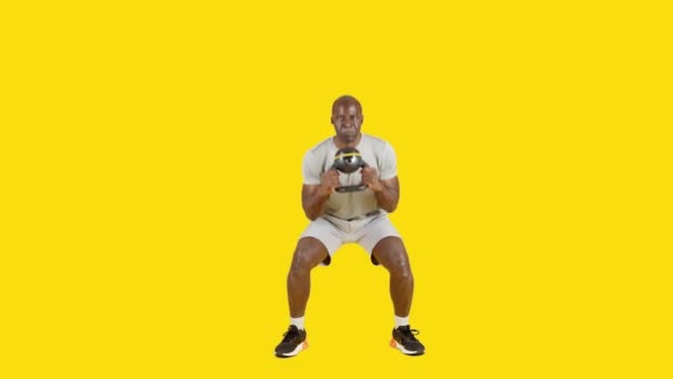 Video Studio Met Gele Achtergrond Van Een Afrikaanse Sportieve Man — Stockvideo