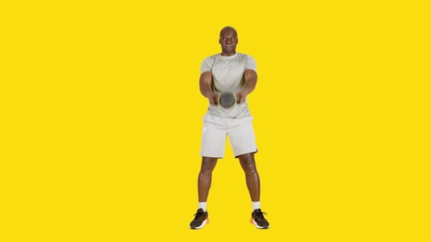 Відео Студії Жовтим Тлом Африканського Чоловіка Який Робить Лобове Плече — стокове відео