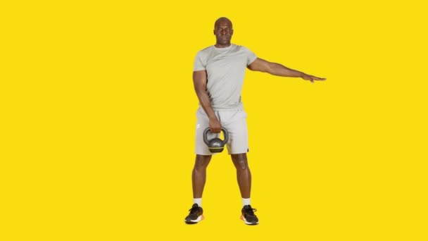 Vidéo Studio Avec Fond Jaune Homme Africain Sportif Faisant Des — Video