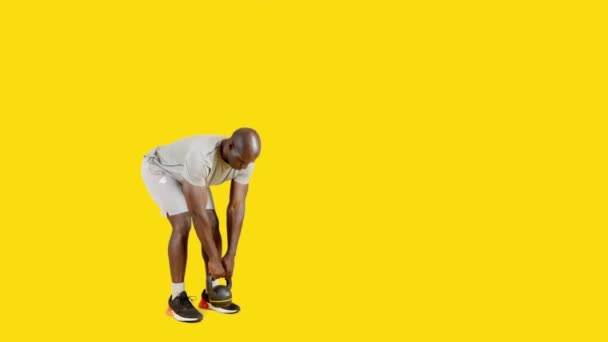 Stüdyoda Spor Elbiseli Bir Afrikalı Nın Sarı Arka Planlı Videosu — Stok video
